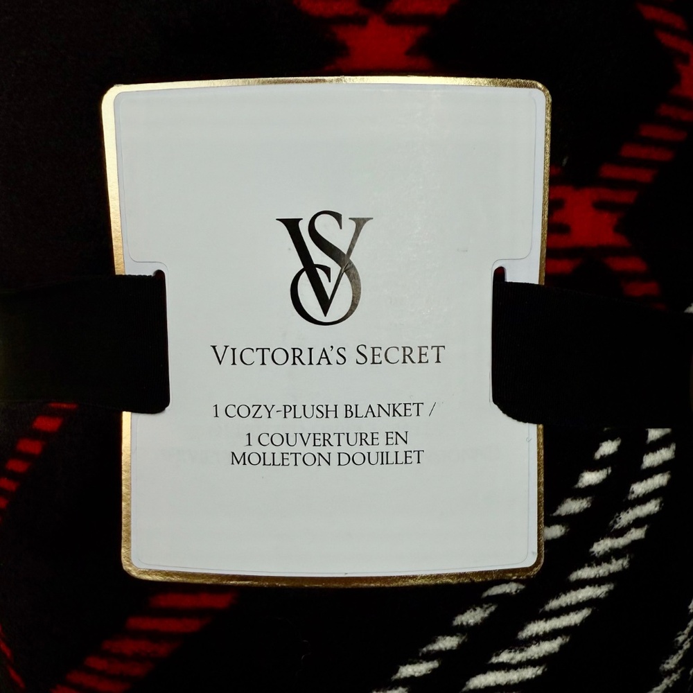 Victoria's Secret plush blanket, new with tags - Picture 2 of 4
